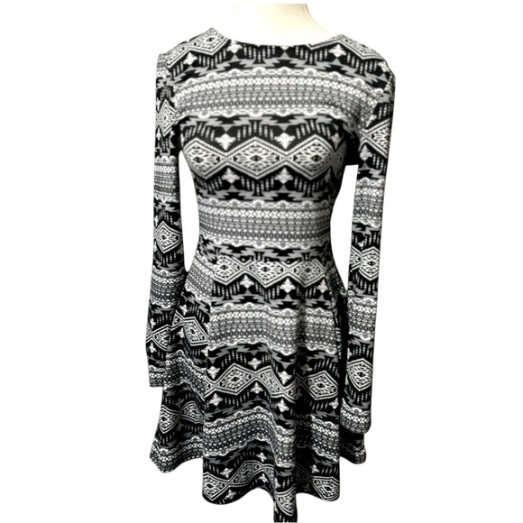 Divided from H&M long sleeve stretchy dress in a sz 6.  Excellent condition. - Picture 1 of 7